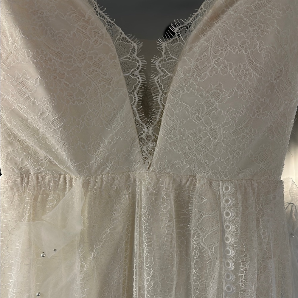 Iconic Grace Loves Lace Wedding Gown - Picture 7 of 13